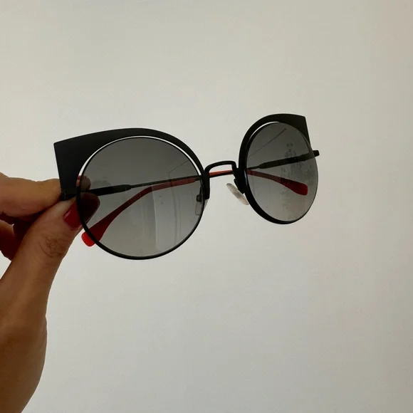 FENDI FF 0177/S CAT EYE SUNGLASSES - Edgy style that was all over the runways - Picture 4 of 12